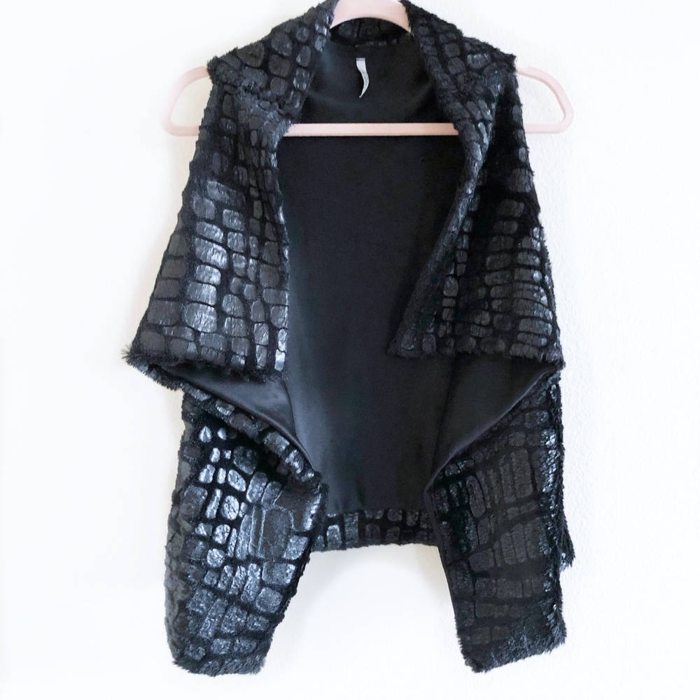 Luxury 3D Texture Faux Fur Black Vest - Picture 3 of 6